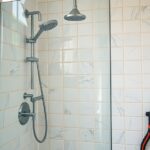 Silikonfugen in der Dusche erneuern: So dichten Sie sauber ab Schritt für Schritt
