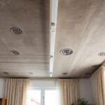 Vorhangschiene an Betondecke montieren: So bohren Sie gerade, sicher und mietwohnungstauglich Schritt für Schritt